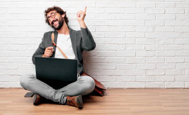 gülümseyen ve mutlu görünüyordu eğlenceli, hareketli disko müziği ve neşeli parti havası içinde dans katta oturan genç adam.