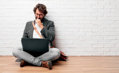 katta oturan genç adam duygu hasta ve ateşli bir kış hastalık soğuk algınlığı veya grip gibi acı Coughing.