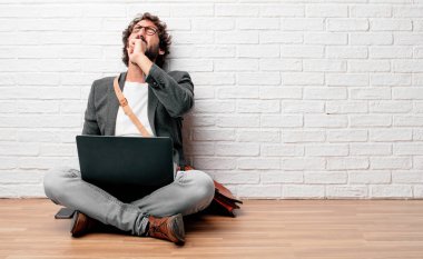 katta oturan genç adam duygu hasta ve ateşli bir kış hastalık soğuk algınlığı veya grip gibi acı Coughing.