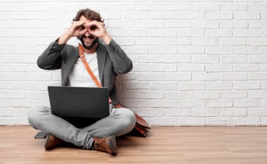 Muhtemelen ağlayarak sürpriz ve hayret ya da korku, güvensizlik, gözlerini ovuşturarak katta oturan genç adam.