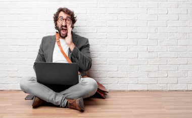 deli gibi yüksek sesle bağırarak, sinirli bir ifade ile el ile arama, büyük bir duyuru iletişim katta oturan genç adam.