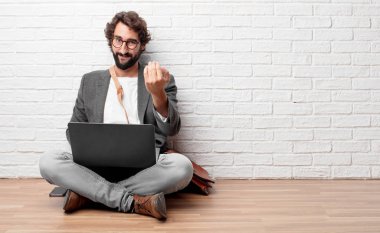 Genç adam gurur, memnun ve mutlu bir görünüm ile gülümseyen katta oturan başarısı kendinden emin bir meydan okuma kabul sanki bir jest yapma.