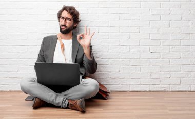 mutlu ve memnun seyir onaylayarak el ile bir 