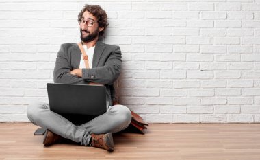 gurur, mutlu ve kendine güvenen bir ifade ile katta oturan genç adam; silah ile bir meydan okuma kabul, gülümseyen ve başarı, emin bir 