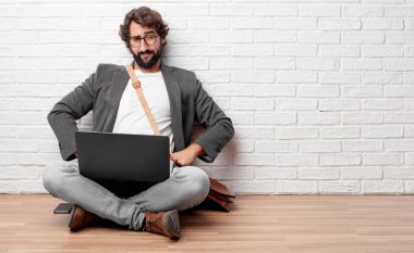 gurur, mutlu ve kendine güvenen bir ifade ile katta oturan genç adam; Sanki bir 