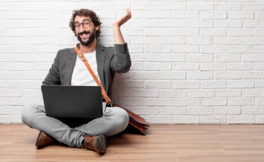 Genç adam mutlu bir şekilde iyi ve şaşırtıcı haberlerim fark ya da harika bir fikir sahip katta oturan baş el ile dokunmak ise hayran bir ifade ile gülümseyen.