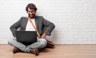 Genç adam kızgın, mutsuz ve sinirli, seyir katta oturan öfkeyle, duygu üzgün ve kızgın el hareketi.