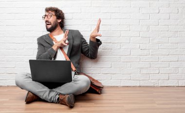 korkmuş, seyir katta oturan genç adam korku ve dehşete, dehşet içinde çığlık, kıyamet günü karşı karşıya, çok korkmuş hissediyor. Yanal veya yan görünüm.