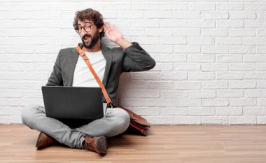 Dikkat, duymak ve ne söylendiğini için dinlemek istiyor, borç verme an kulak katta oturan genç adam.