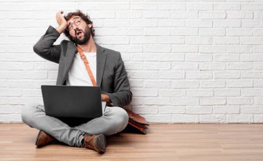 Genç adam isteksiz ve bıkkın, seyir katta oturan bir şey sıkıcı ve sıkıcı ve sıkıcı taşıyan gibi duygu dinleme.