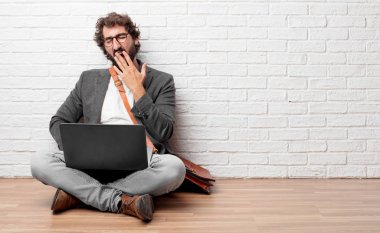 Genç adam isteksiz ve bıkkın, seyir katta oturan bir şey sıkıcı ve sıkıcı, dinleme halis can sıkıntısı esneme.