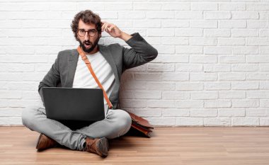 Genç adam bir aptal, aptal, aptal göz ile katta oturan değil gerçekten bir fikir anlayış duygu şok ve son bir gerçekleşme, karışık.