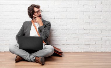 Genç adam bir aptal, aptal, aptal göz ile katta oturan değil gerçekten bir fikir anlayış duygu şok ve son bir gerçekleşme, karışık.