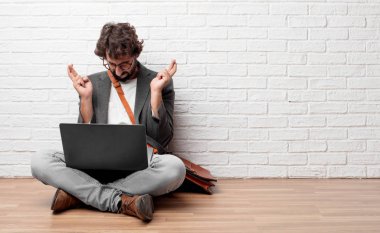 Genç adam bir samimi, onurlu söz ver yoksa yemin, yapım katta oturan tek eliyle kalp üzerinde ciddiyetle küfür.