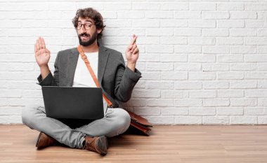 Genç adam bir samimi söz ver yoksa yemin, yaparken güvenle gülümseyen katta oturan tek eliyle kalp üzerinde ciddiyetle küfür.