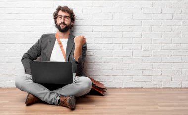 Genç adam gurur, kendinden emin ve güçlü, kapalı yumruk ile meydan okurcasına, el hareketi seyir katta oturan gücü, başarı ve zafer gösterilen.