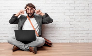 mutlu ve sürpriz, seyir katta oturan genç adam heyecanlı gülümseyen ve çözüm, bir şaşırtıcı bir yeni fikir ve düşünce İsa'nın doğuşu ve ani ilham ile.