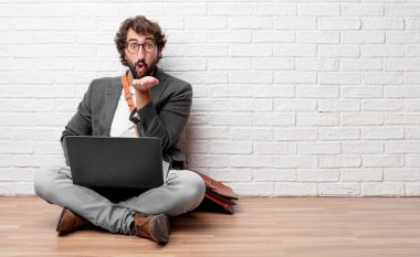 bakım, sevgi ve sevgi gösteren bir uçan gerçek aşk öpücük gönderme katta oturan delikanlı; bir samimi Saint Valentine's mesaj.