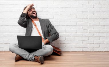 şaşkın bir bakışla uzak bir nesne için arama mesafe içine uzakta seyir katta oturan bir genç adam. Yanal veya yan görünüm.