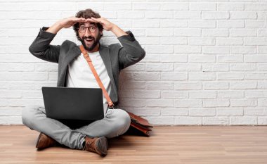 şaşkın bir bakışla uzak bir nesne için arama mesafe içine uzakta seyir katta oturan delikanlı.