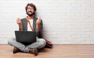 Genç oturan adam üzgün ve endişeli, kesinlikle eli boş, beş parasız arıyor katta, katıksız iflas, kuruş, duygu yoksul ve boşa.