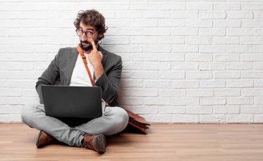 seyir, gözlem, bir nesne üzerinde önünde göz kulak veya bir şey için dışarı izliyor yerde oturan genç adam.