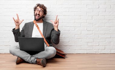 kat şarkı kaya üzerinde oturan, dans, bağırarak, isyankar, kızgın bir şekilde el hareketi genç adam.