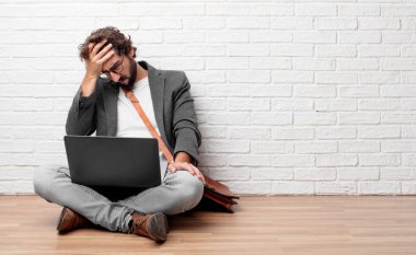 seyir hayal kırıklığı ve yenilgi, hüzünlü bir bakışla katta oturan genç adam depresif ve umutsuzluğa, umutsuz ve sefalet içinde.