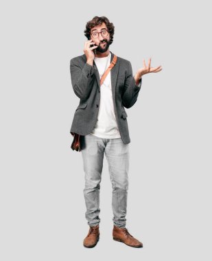 bir smartphone kullanarak ceket giyen genç sakallı işadamı