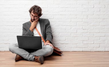 seyir hayal kırıklığı ve yenilgi, hüzünlü bir bakışla katta oturan genç adam depresif ve umutsuzluğa, umutsuz ve sefalet içinde.