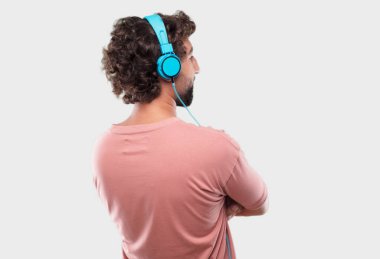 Genç adam geri kamera önünde bir nesne doğru seyir çarpı işareti, silah ile ayakta vererek sakallı. Kızgın, memnun, gurur, düşünceli küstah ifade olabilir.