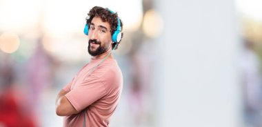 Genç adam yan, gurur, memnun ayakta ve yüzündeki mutlu geçti silah ile gülümseyen sakallı. Yan veya yan görünüm.