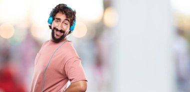 Genç adam bir bakışla, tatmin ve mutluluk, kalça üzerinde iki eliyle sanki güvenle bakan bir meydan okuma sakallı. Akimbo silah geniş bir gülümseme ile poz. Yan veya yan görünüm.