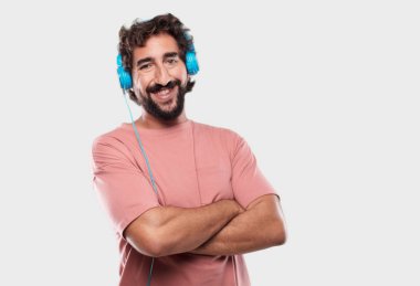 içtenlikle bir sevgi gülümseyen Genç sakallı adam yüzünde, memnun ve mutlu bir görünüm ile.