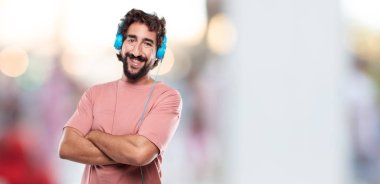 içtenlikle bir sevgi gülümseyen Genç sakallı adam yüzünde, memnun ve mutlu bir görünüm ile.