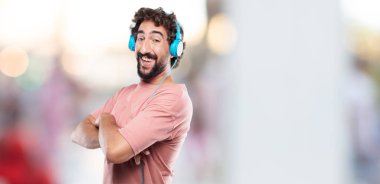 Genç sakallı adam her iki işaret parmakları ile yüzünde bir gülümseme zorlamadan sanki 