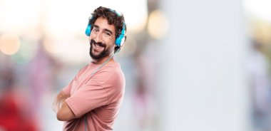 içtenlikle bir sevgi gülümseyen Genç sakallı adam yüzünde, memnun ve mutlu bir bakışla. Yan veya yan görünüm.