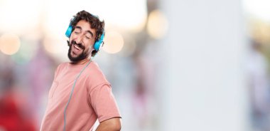 Genç adam kafa ile yüksek sesle gülme geriye eğik ve mutlu, neşeli ifade sakallı