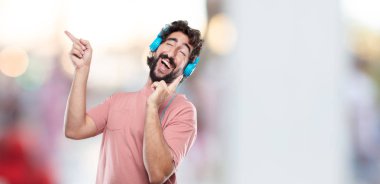 güç ve başarı, bir başarı kutluyor gösterilen genç adam el zafer, bir mutlu, gururlu ve memnun yüzündeki ifade, sakallı.