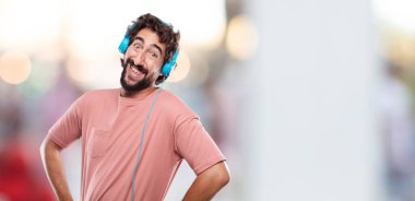 Genç adam kafa ile yüksek sesle gülme geriye eğik ve mutlu, neşeli ifade sakallı