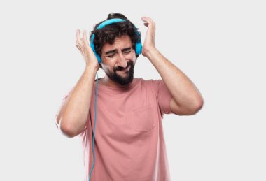 Genç adam stresli ve sinirli bakan, ifade dehşet ve güvensizlik sakallı.