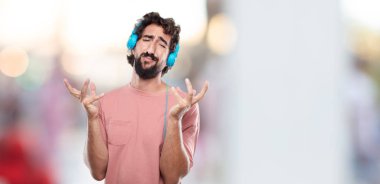 Genç sakallı adam stresli ve sinirli, yukarı doğru arıyor ve her iki el ele tutuşarak bakan açık önünde dehşet ve güvensizlik ifade.