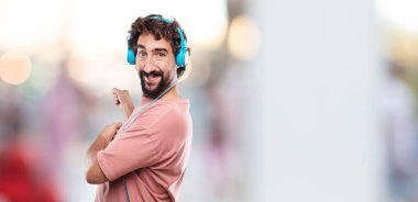 genç gülümseyen ve yukarı doğru nerede gazeteci bir kavram gösterebilir miyim yere doğru iki eliyle işaret eden adam sakallı.