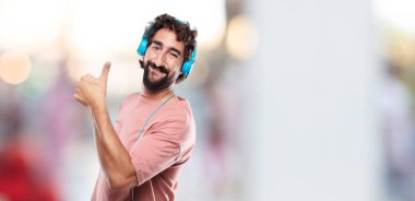 Genç sakallı adam memnun, gururlu ve mutlu bakışla başparmak signalining, tamam bir pozitif, gönderme tek eliyle 