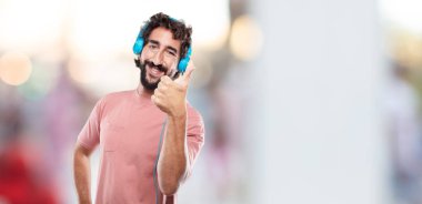 Genç sakallı adam baş parmakları memnun, gururlu ve mutlu bir bakışla, tamam tek elle sinyal, bir pozitif, gönderme 