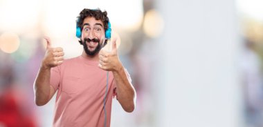 Genç sakallı adam baş parmakları memnun, gururlu ve mutlu bir bakışla, tamam iki elle sinyal, bir pozitif, gönderme 