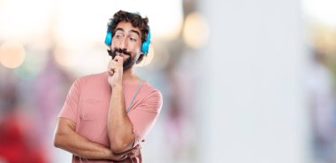 karışık ve düşünceli bir görünüm, yana doğru seyir, düşünme ve farklı seçenekler arasında merak adamla Genç sakallı.