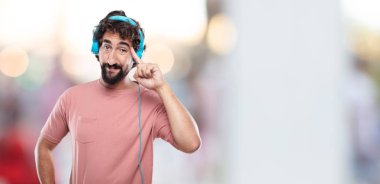 ciddi bir göz ile bir fikri üzerine konsantre ve aşağıya doğru bakan adam alnına basarak sıkılı yumruk ile düşünme genç sakallı.