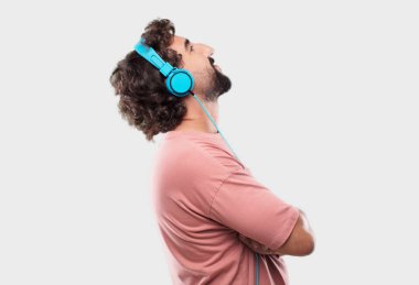 genç gülümseyen ve yukarı ve yana doğru gökyüzüne doğru veya nereye gazeteci bir kavram ya da mesaj yer noktaya bakarak adam sakallı.