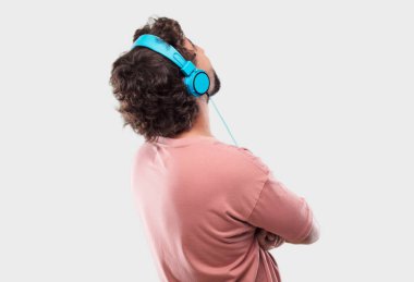 genç gülümseyen ve yukarı doğru gökyüzüne doğru veya nereye gazeteci bir kavram ya da mesaj yer noktaya bakarak adam sakallı. Yan Dikiz.